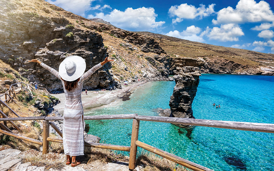 άνδρος-πολυπρόσωπη-και-ανερχόμενη-561392203