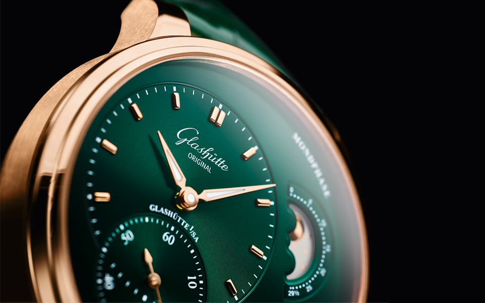 η-σελήνη-είναι-σε-πράσινο-φόντο-στο-νέο-561388351