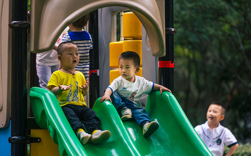 κίνα-aπό-το-ένα-στα-τρία-παιδιά-ανά-οικο-561383239