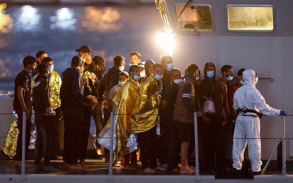 Λαμπεντούζα: Από τη μια μετανάστες και πρόσφυγες, από την άλλη τουρίστες-4