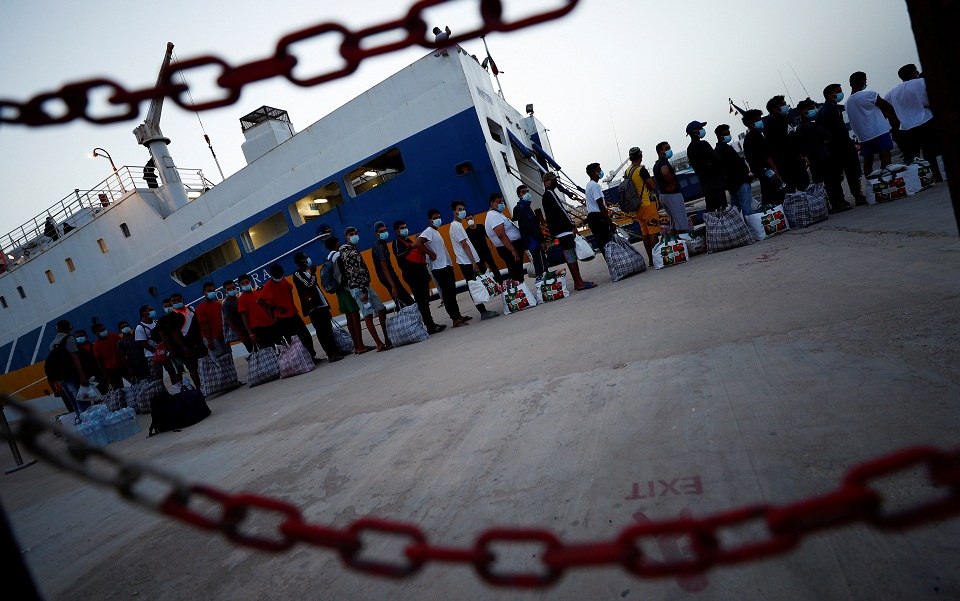 Λαμπεντούζα: Από τη μια μετανάστες και πρόσφυγες, από την άλλη τουρίστες-2