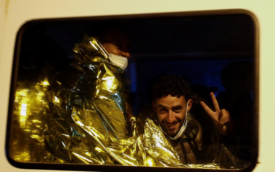 λαμπεντούζα-από-τη-μια-μετανάστες-και-561408325