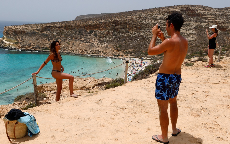 Λαμπεντούζα: Από τη μια μετανάστες και πρόσφυγες, από την άλλη τουρίστες-3