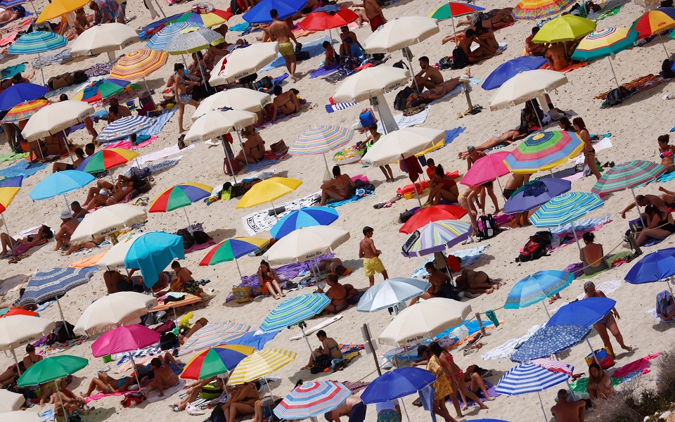 Λαμπεντούζα: Από τη μια μετανάστες και πρόσφυγες, από την άλλη τουρίστες-1