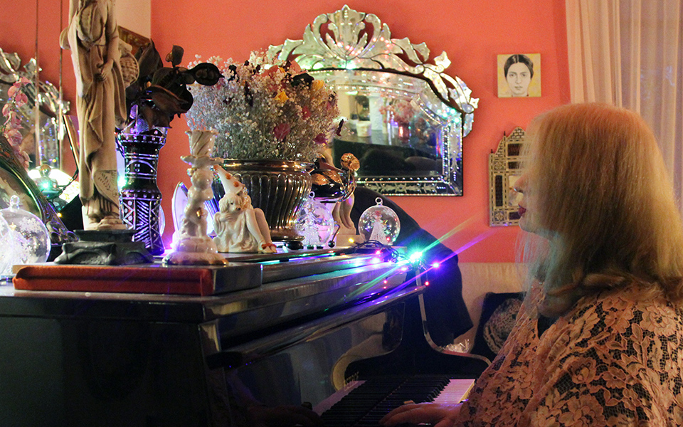 η-ελπίδα-είναι-ένα-πράγμα-με-φτερά-και-μ-561388798