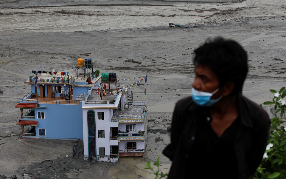 Ιμαλάια: Τουλάχιστον 17 νεκροί από εκτεταμένες πλημμύρες (βίντεο)-2