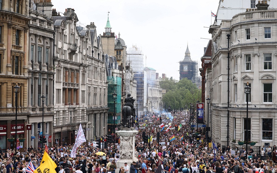 Άντριου Λόιντ Γουέμπερ: «Εγώ θα ανοίξω τα θέατρά μου κι ας με συλλάβουν»-1