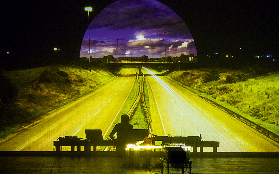 Ο Μαξ Κούπερ ηλεκτρίζει το Ηρώδειο-2