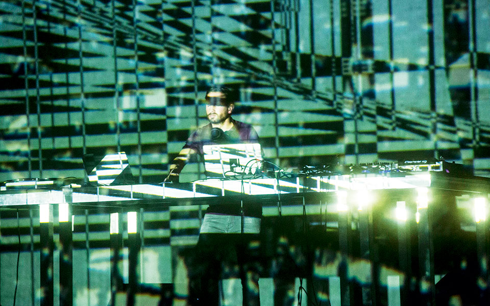 Ο Μαξ Κούπερ ηλεκτρίζει το Ηρώδειο-4