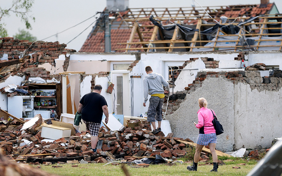 Σπάνιος ανεμοστρόβιλος «χτύπησε» την Τσεχία – Νεκροί, τραυματίες και καταστροφές (εικόνες)-3