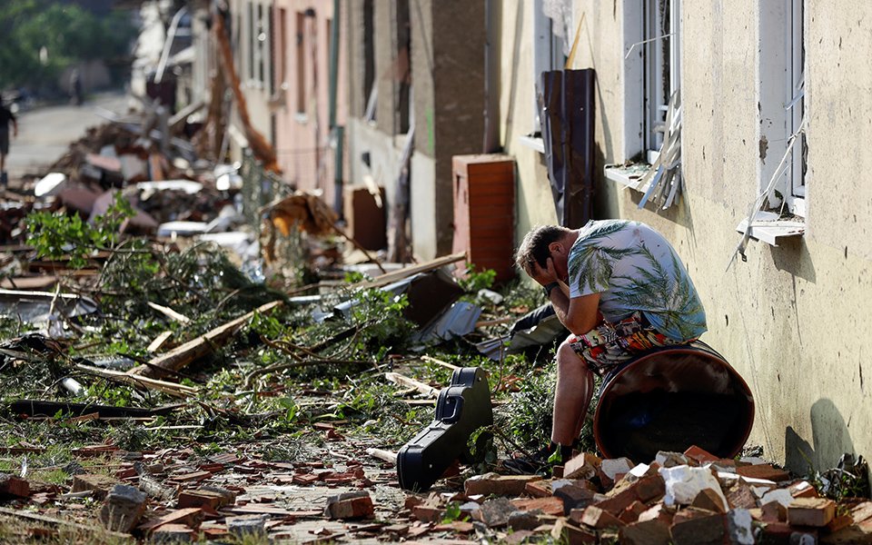Σπάνιος ανεμοστρόβιλος «χτύπησε» την Τσεχία – Νεκροί, τραυματίες και καταστροφές (εικόνες)-1