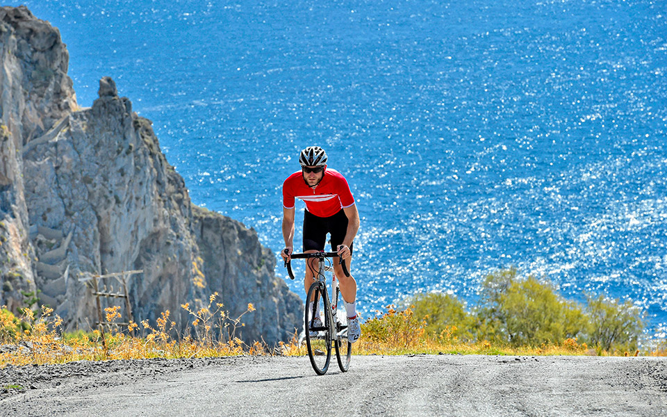 ποδηλατώντας-στην-ελλάδα-561408793