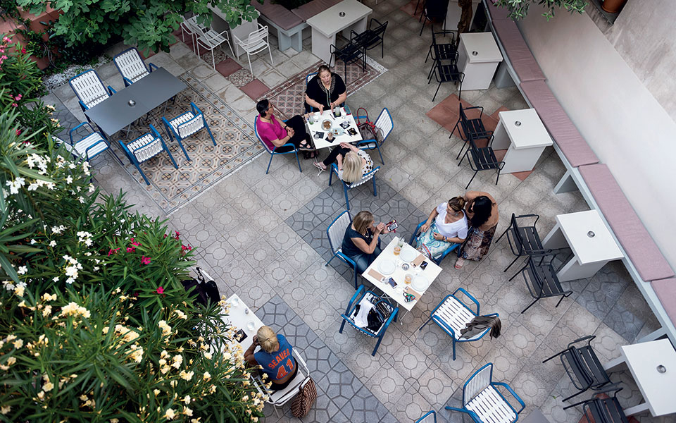 ένα-φιλόξενο-teras-561415426