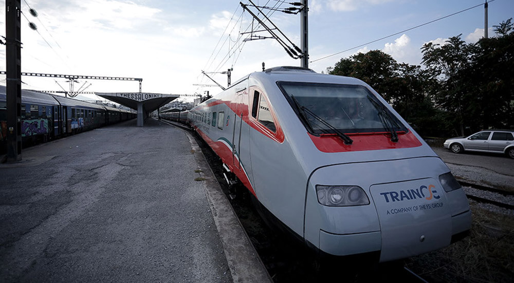 η-τραινοσε-αλλάζει-σελίδα-και-βαφτίζ-561383599