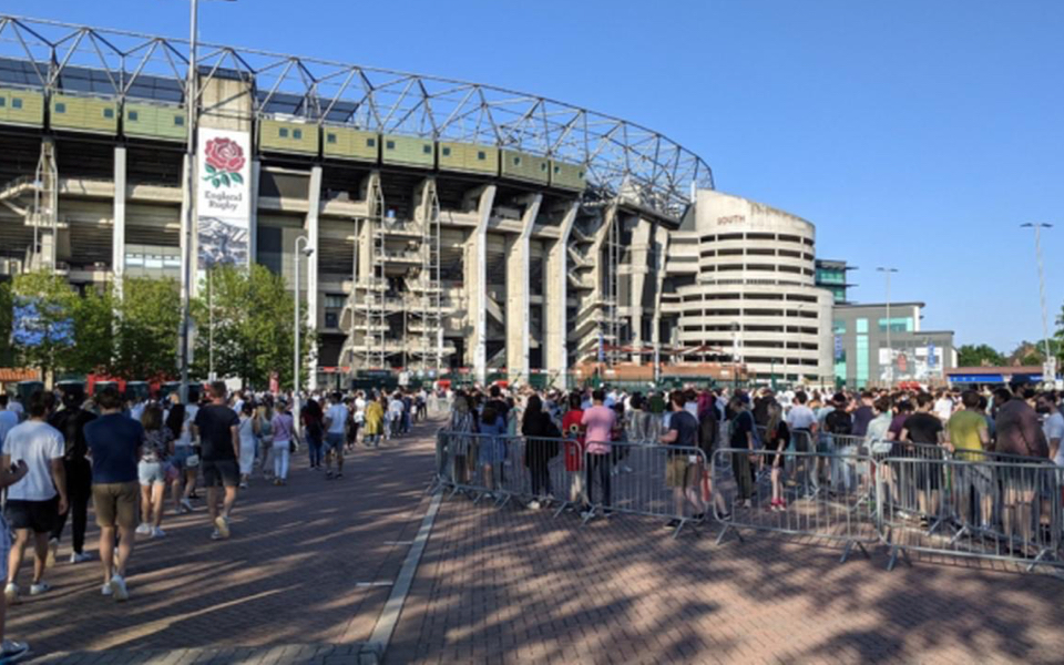 ουρές-στο-λονδίνο-για-εμβόλιο-επί-τόπο-561383536