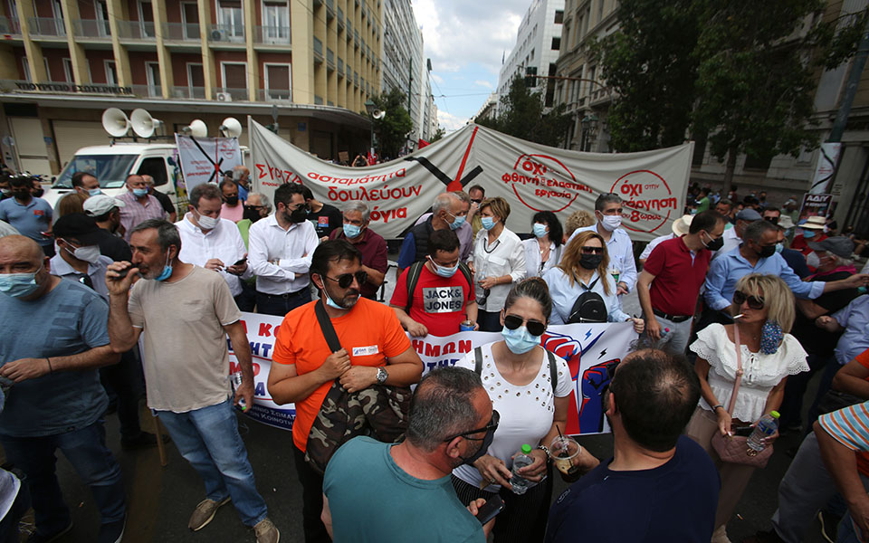 Σε απεργιακό κλοιό η χώρα – Συγκεντρώσεις για το εργασιακό νομοσχέδιο (Εικόνες-Βίντεο)-2