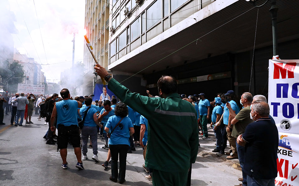 Σε απεργιακό κλοιό η χώρα – Συγκεντρώσεις για το εργασιακό νομοσχέδιο (Εικόνες-Βίντεο)-3