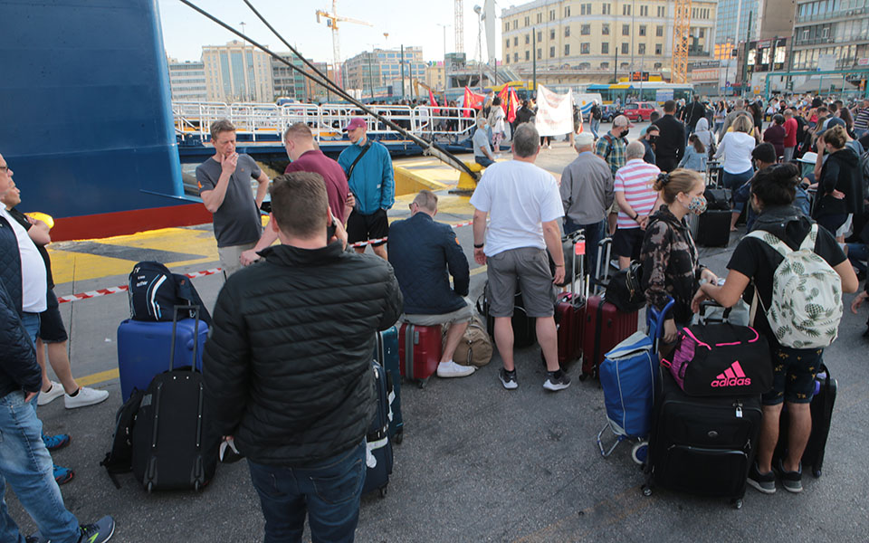 απεργία-στα-πλοία-ουρές-επιβατών-στο-λ-561386203