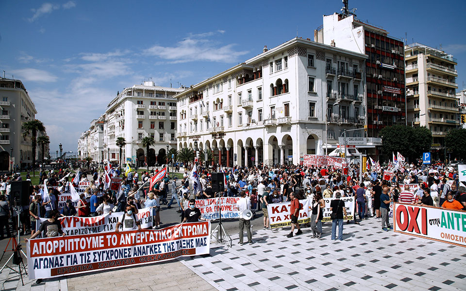 Σε απεργιακό κλοιό η χώρα – Συγκεντρώσεις για το εργασιακό νομοσχέδιο (Εικόνες-Βίντεο)-4