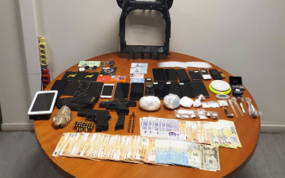 Τέσσερις συλλήψεις διακινητών ναρκωτικών – Βίντεο από την έφοδο της ΕΛ.ΑΣ.-1