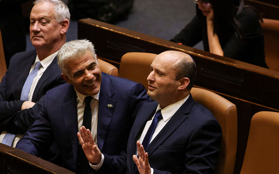 ισραήλ-ο-ναφτάλι-μπένετ-ορκίζεται-πρω-561398272