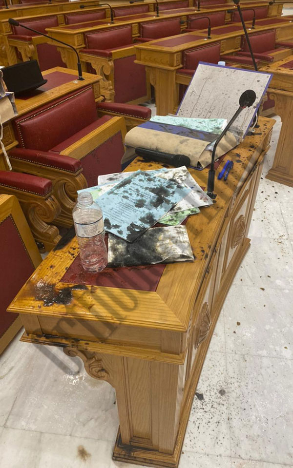 Μονή Πετράκη: Εικόνες από την αίθουσα όπου έγινε η επίθεση-2