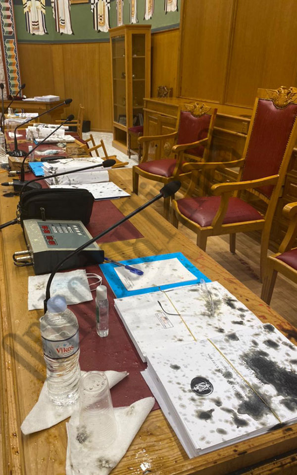 Μονή Πετράκη: Εικόνες από την αίθουσα όπου έγινε η επίθεση-3