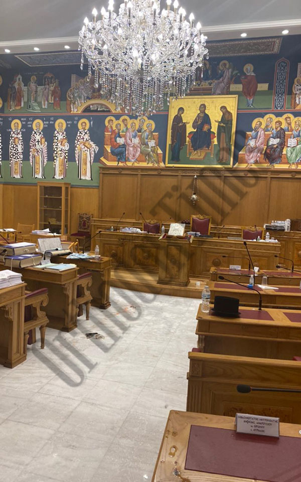 Μονή Πετράκη: Εικόνες από την αίθουσα όπου έγινε η επίθεση-1