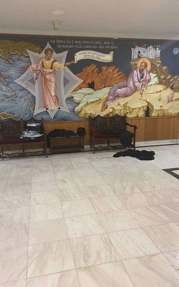 Μονή Πετράκη: Εικόνες από την αίθουσα όπου έγινε η επίθεση-4