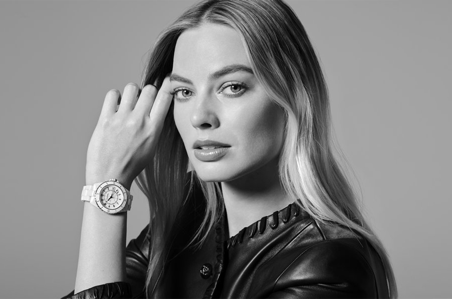 H Margot Robbie είναι το νέο πρόσωπο του CHANEL J12-1