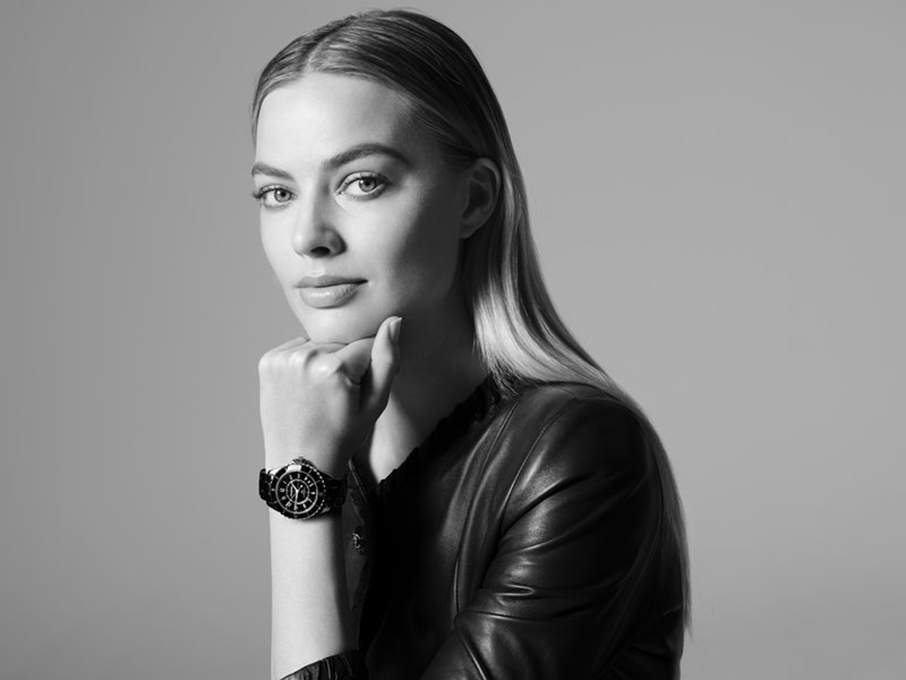 H Margot Robbie είναι το νέο πρόσωπο του CHANEL J12-2