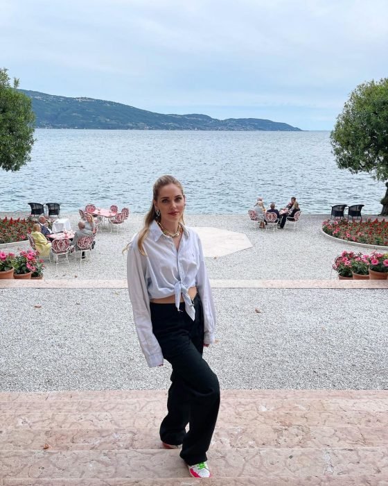 4 ιδέες να συνδυάσετε το λευκό πουκάμισο το καλοκαίρι 2021-3