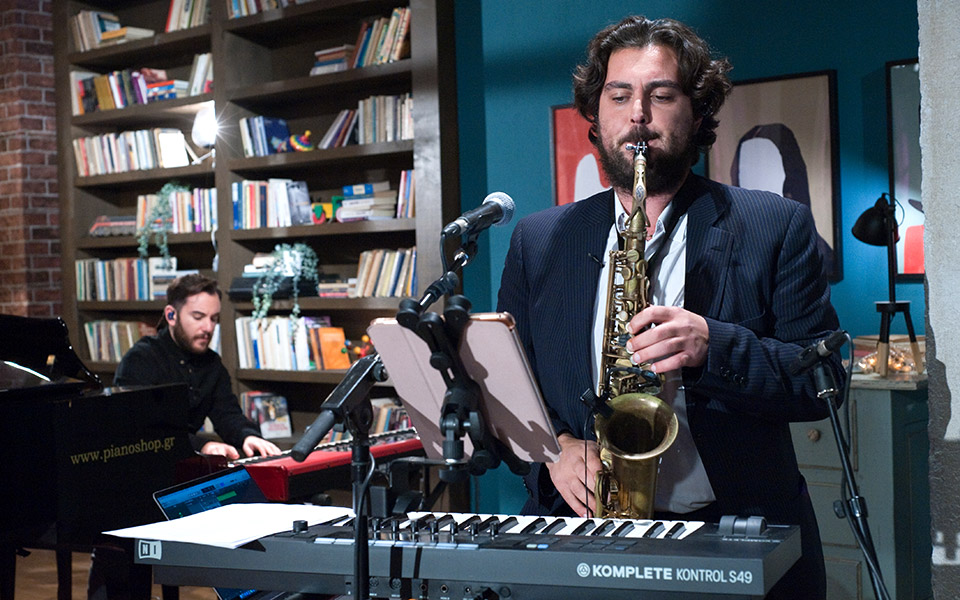 μέσα-στο-μουσικό-κουτί-561391336