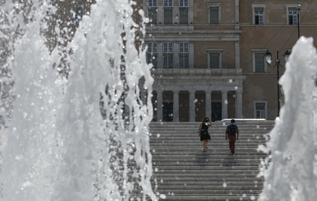 Καιρός: Κορυφώνεται αύριο ο καύσωνας – Πώς να προστατευθείτε-2