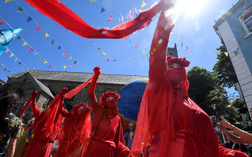 με-μάσκες-και-κόκκινη-πομπή-χιλιάδες-δ-561397552