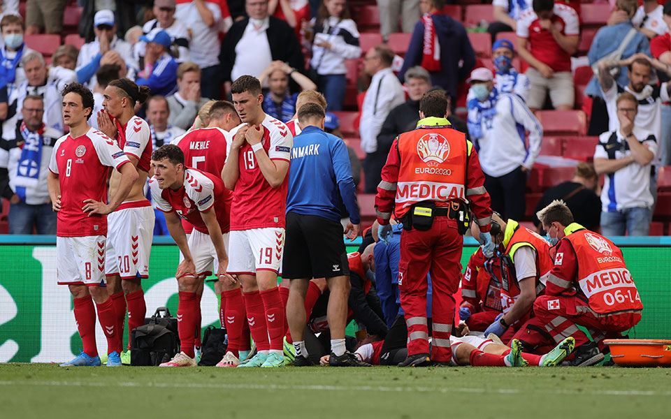 euro-2021-σοκ-στο-δανία-φινλανδία-κατέρρευσ-561397411
