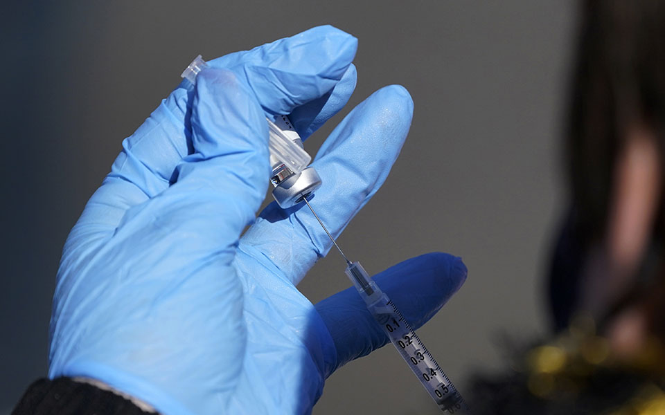 ηπα-έγκριση-τρίτης-δόσης-εμβολίων-σε-ά-561398062