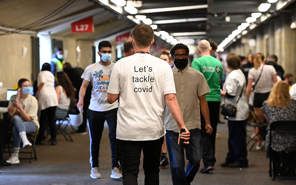 βρετανία-τουλάχιστον-οι-μισοί-αρνητ-561396874