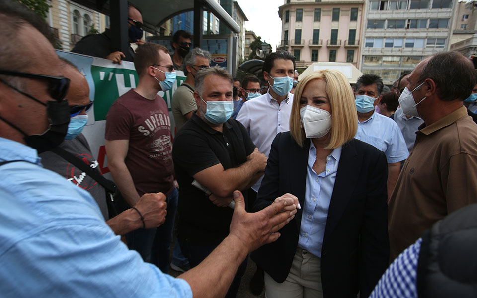 Σε απεργιακό κλοιό η χώρα – Συγκεντρώσεις για το εργασιακό νομοσχέδιο (Εικόνες-Βίντεο)-6