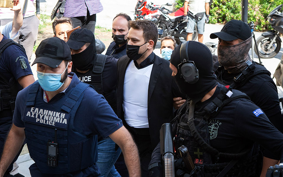 Γλυκά Νερά: Ο 33χρονος ξήλωσε την κάμερα στο σαλόνι – Φωτογραφία ντοκουμέντο-3