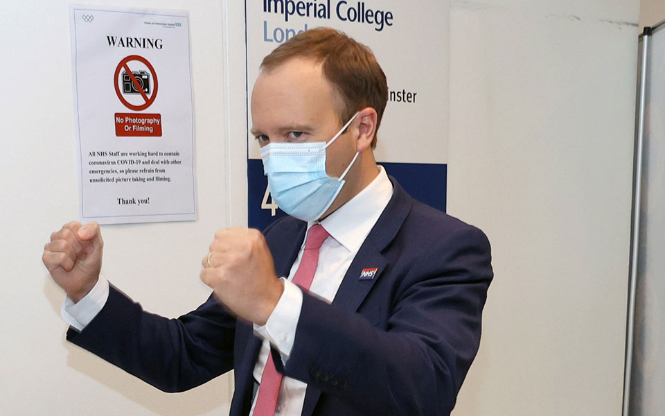 βρετανία-μπελάδες-για-τον-υπουργό-υγε-561411550