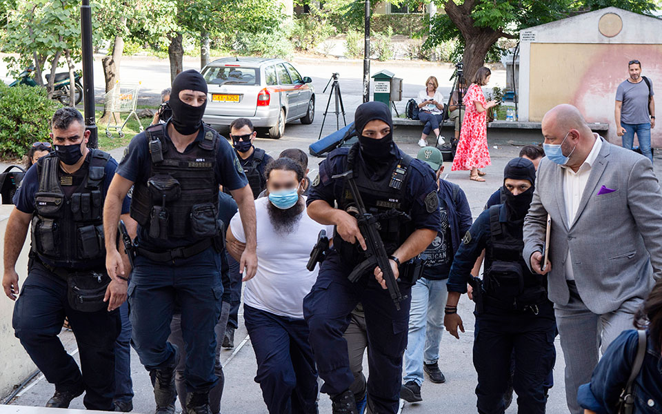 μονή-πετράκη-στον-εισαγγελέα-χωρίς-ρά-561410497