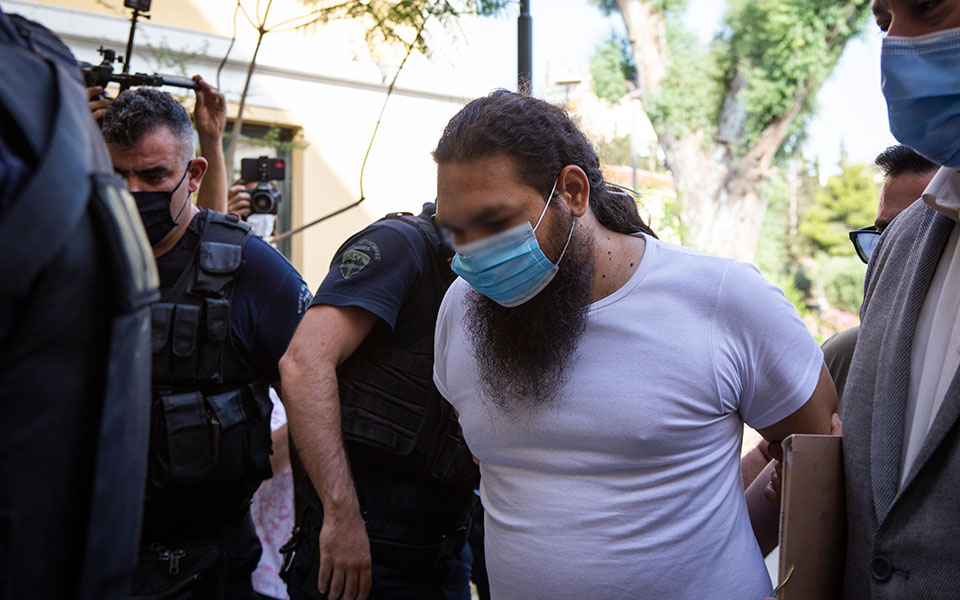 Μονή Πετράκη: Στον εισαγγελέα χωρίς ράσα ο ιερέας που έριξε το βιτριόλι-1