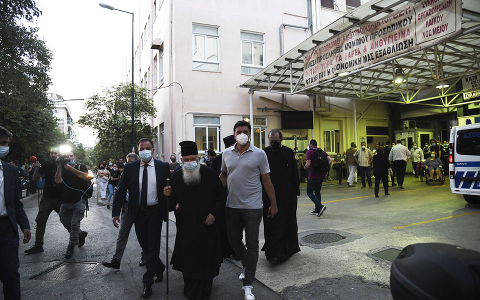 επίθεση-με-βιτριόλι-στη-μονή-πετράκη-σ-561409294