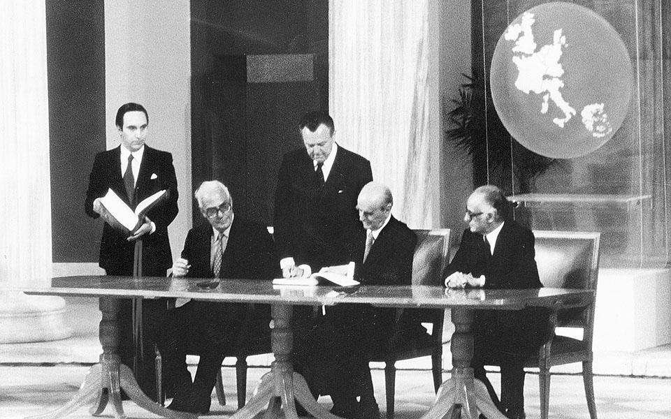 αν-μέναμε-στην-αιώνια-μοναξιά-μας-561394804