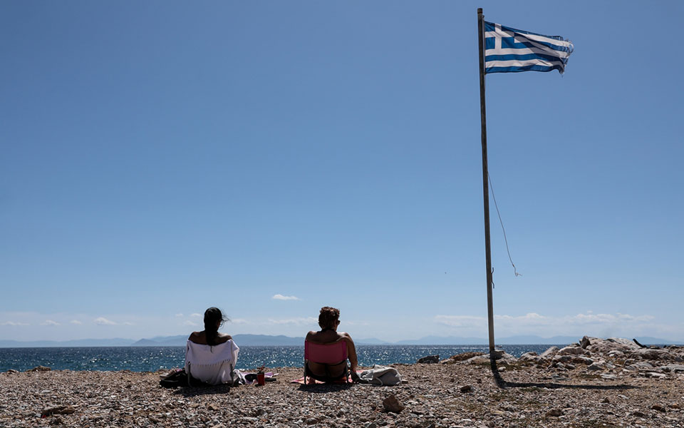 καιρός-ακόμη-και-στους-44-βαθμούς-η-θερμ-561416410