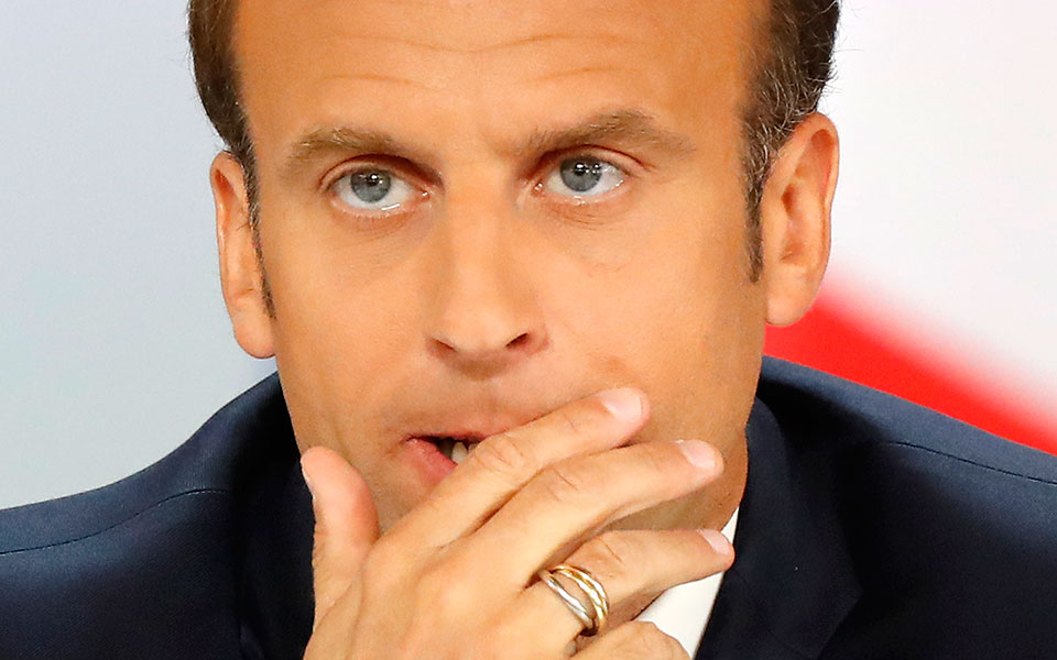 χαστούκι-στον-μακρόν-οι-περίεργοι-δρ-561392881