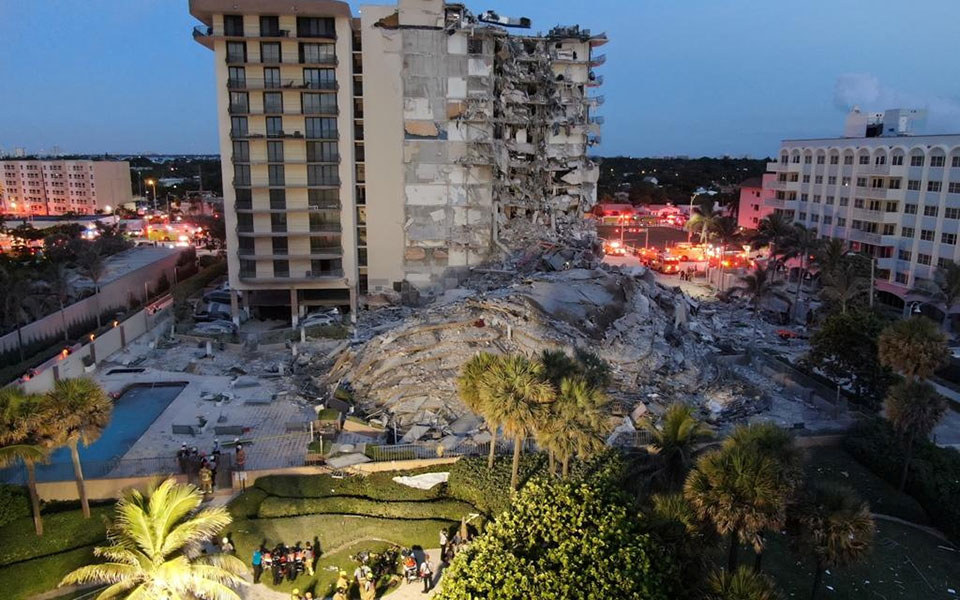 Τραγωδία στο Μαϊάμι: Ένας νεκρός και 99 αγνοούμενοι μετά την κατάρρευση 12ώροφου κτιρίου-1