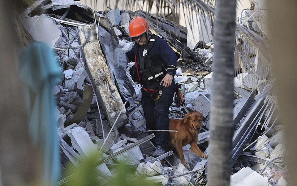 Κατάρρευση κτιρίου στο Μαϊάμι: Περίπου εκατό άνθρωποι εξακολουθούν να αγνοούνται-1