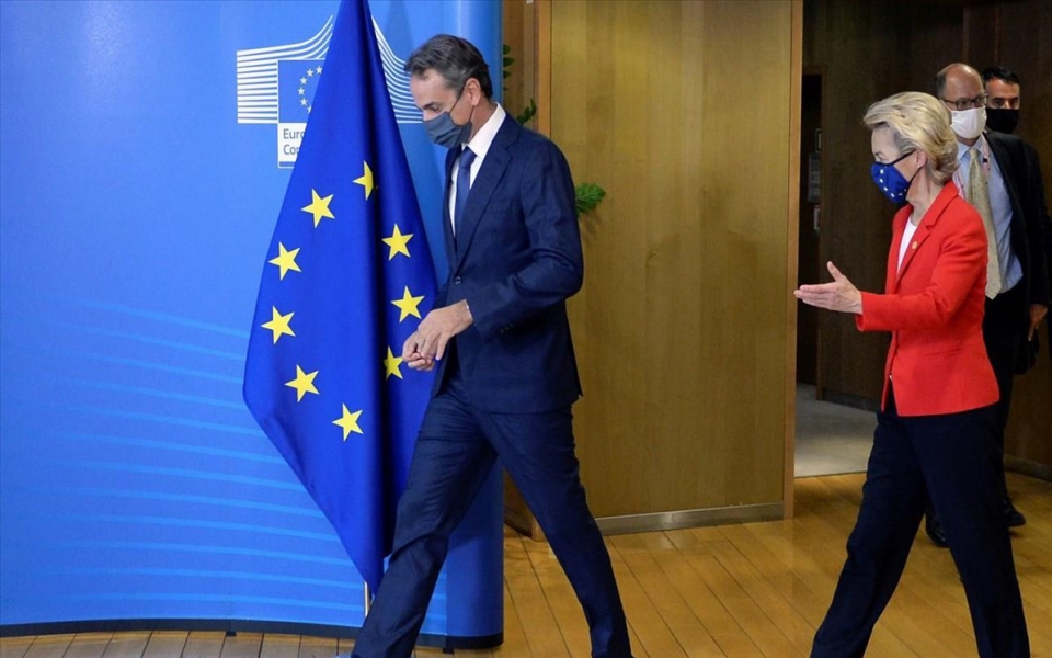 φον-ντερ-λάιεν-στην-ελλάδα-με-φόντο-το-561402280